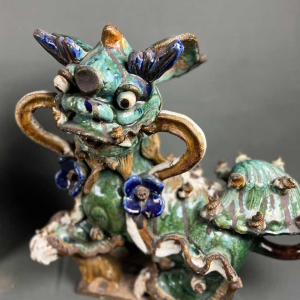 Pair of Fô dogs with prunus ribbons, Shiwan glazed stoneware, Southern China