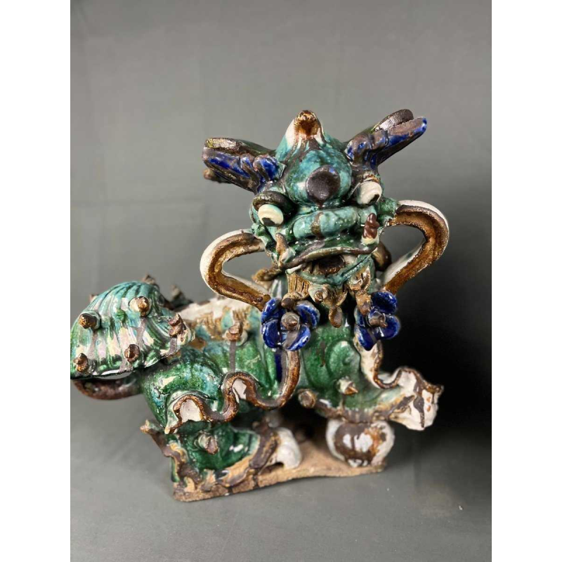 Paar Fô honden met prunus linten, Shiwan geglazuurd steengoed, Zuid-China