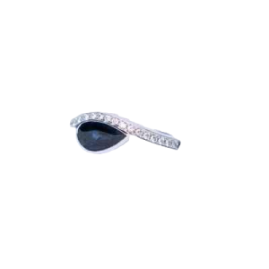 White gold, diamonds & sapphire ring