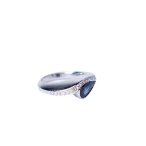 Witgouden ring met diamant en saffier