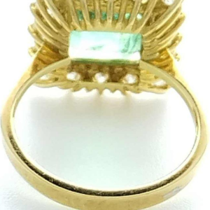 Geelgouden ring met smaragd en diamanten