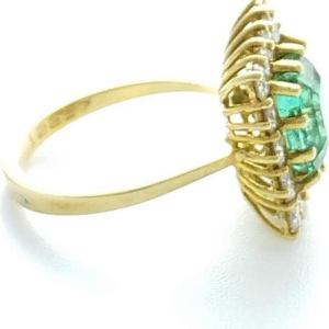 Geelgouden ring met smaragd en diamanten