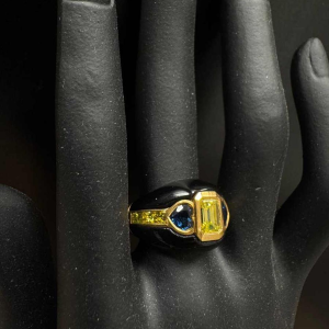 Bague or jaune, onyx, diamants & saphir