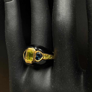 Geelgouden ring met onyx, diamanten en saffier