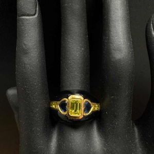 Bague or jaune, onyx, diamants & saphir