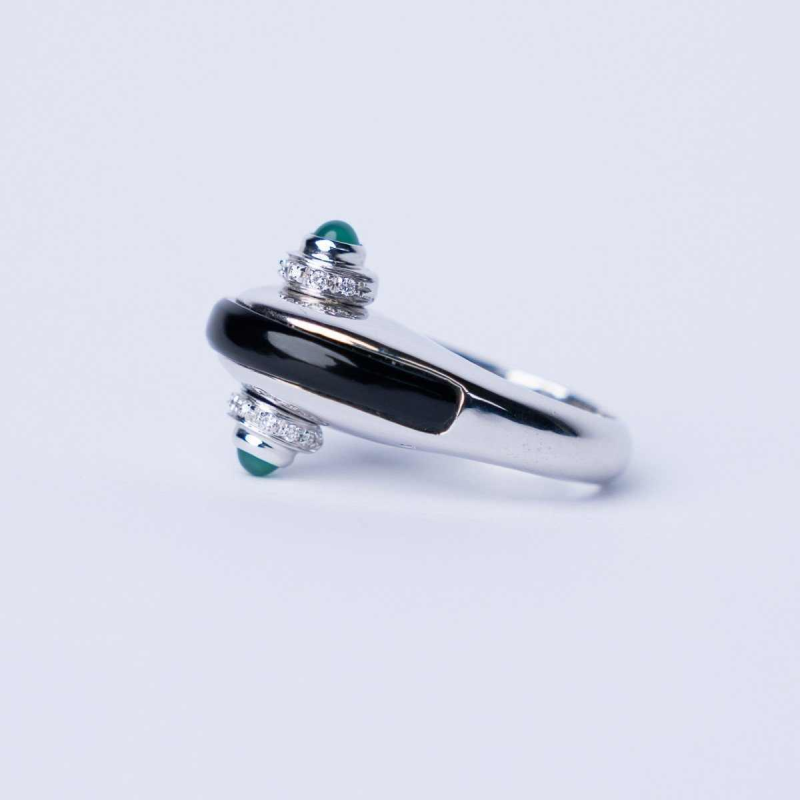Ring in 18k white gold, cabochon emerald