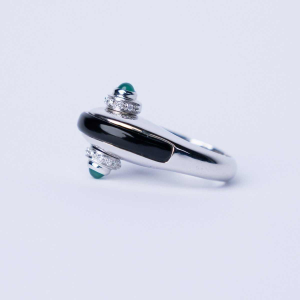 Ring in 18k white gold, cabochon emerald