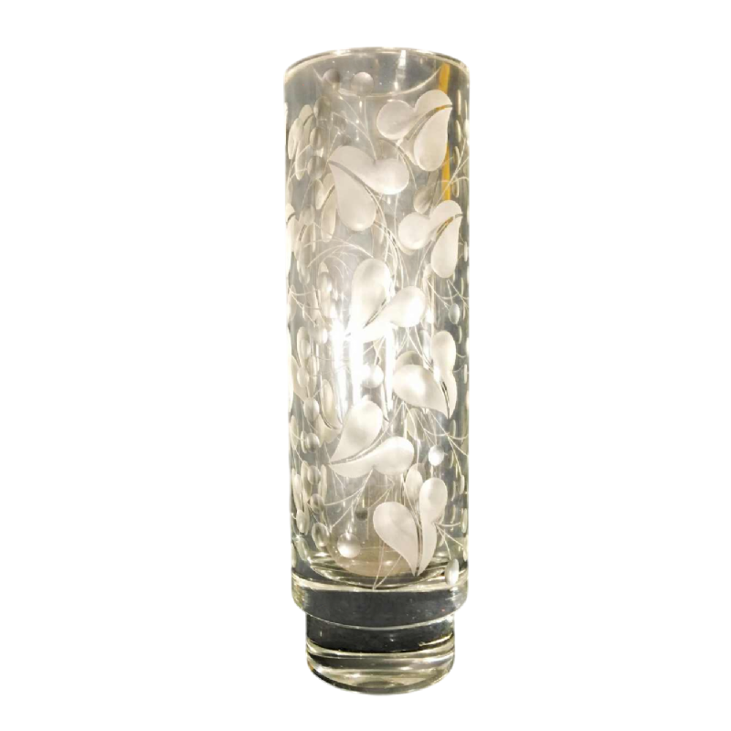 Dik geslepen kleurloze kristallen vaas gedecoreerd met gestileerde bladeren, Denemarken ca 1940