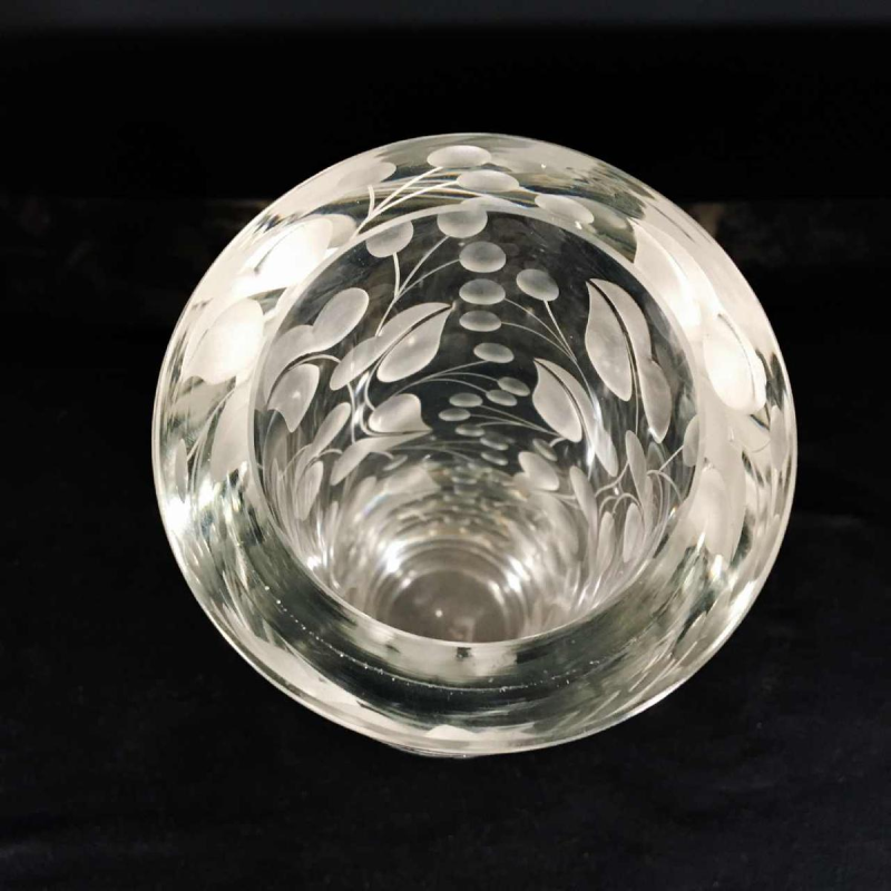 Vase cristal incolore épais taillé à décor de feuilles stylisées, Danemark ca 1940