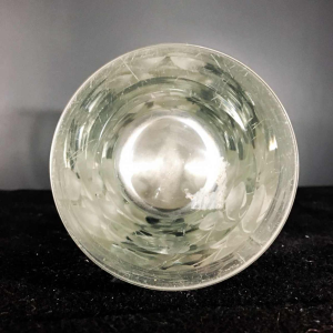 Vase cristal incolore épais taillé à décor de feuilles stylisées, Danemark ca 1940