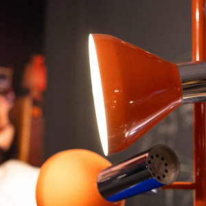 Vintage hanglamp 4 spots / verstelbare kroonluchter, verchroomd staal & oranje lak, Design Space Age, ca 1970