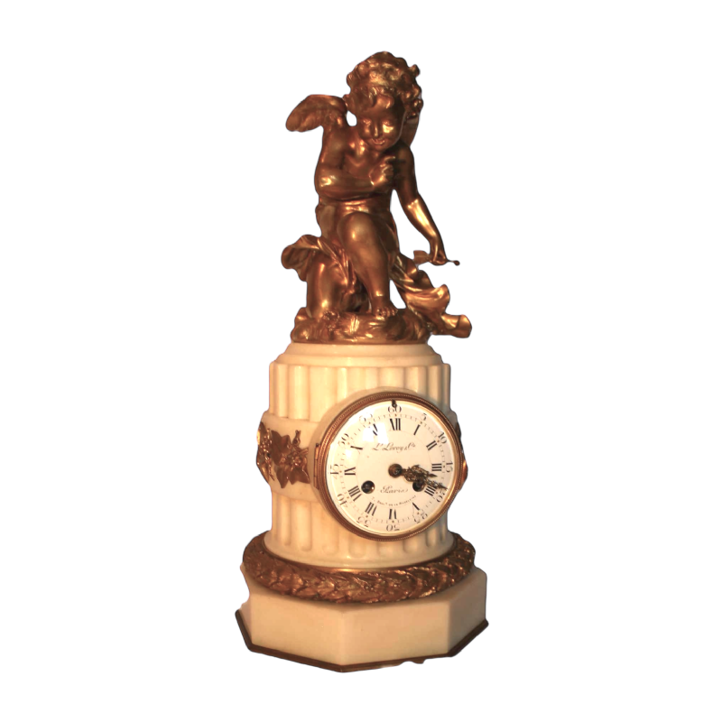 Witte marmeren klok van L. Leroy, verguld bronzen 'amour cupidon' sculptuur van Carlier, 19e eeuw