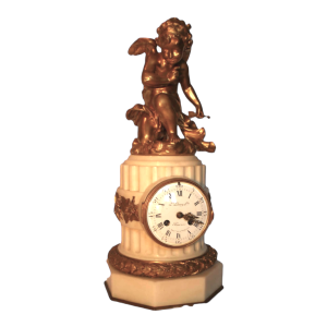 Witte marmeren klok van L. Leroy, verguld bronzen 'amour cupidon' sculptuur van Carlier, 19e eeuw