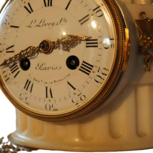 Pendule de L. Leroy en marbre blanc, sculpture 'Amour Cupidon' bronze doré par Carlier, XIXe s