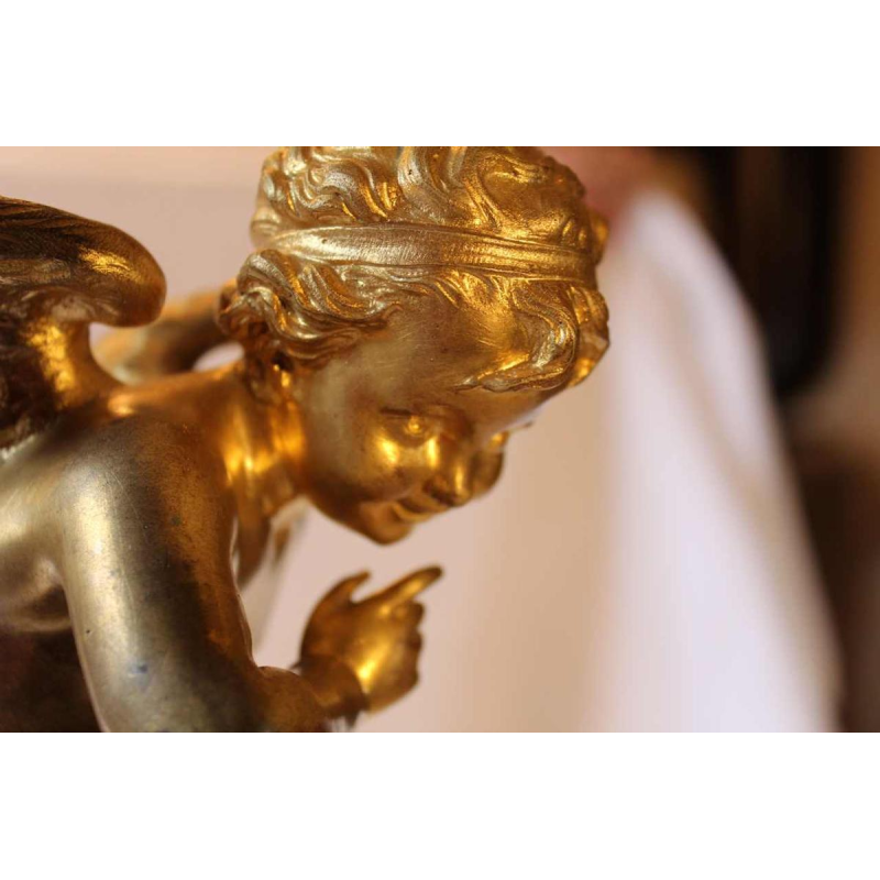 Witte marmeren klok van L. Leroy, verguld bronzen 'amour cupidon' sculptuur van Carlier, 19e eeuw