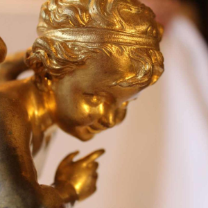 Witte marmeren klok van L. Leroy, verguld bronzen 'amour cupidon' sculptuur van Carlier, 19e eeuw