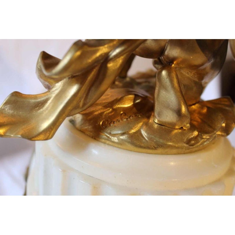 Witte marmeren klok van L. Leroy, verguld bronzen 'amour cupidon' sculptuur van Carlier, 19e eeuw