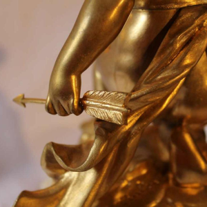 Witte marmeren klok van L. Leroy, verguld bronzen 'amour cupidon' sculptuur van Carlier, 19e eeuw