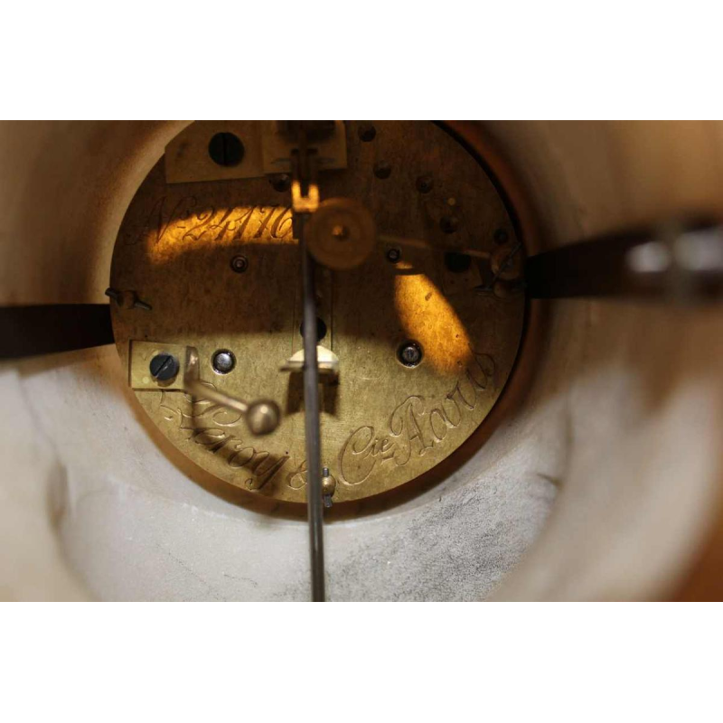 Pendule de L. Leroy en marbre blanc, sculpture 'Amour Cupidon' bronze doré par Carlier, XIXe s