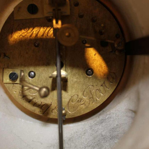 Pendule de L. Leroy en marbre blanc, sculpture 'Amour Cupidon' bronze doré par Carlier, XIXe s