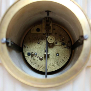 Pendule de L. Leroy en marbre blanc, sculpture 'Amour Cupidon' bronze doré par Carlier, XIXe s