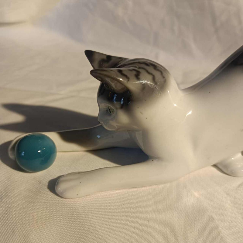 Fritz Pfeffer pour Gotha 'Chat jouant à la balle' sculpture en porcelaine, ca 1920/30