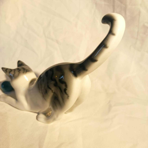 Fritz Pfeffer pour Gotha 'Chat jouant à la balle' sculpture en porcelaine, ca 1920/30