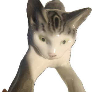 Fritz Pfeffer pour Gotha 'Chat jouant à la balle' sculpture en porcelaine, ca 1920/30