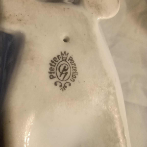 Fritz Pfeffer pour Gotha 'Chat jouant à la balle' sculpture en porcelaine, ca 1920/30