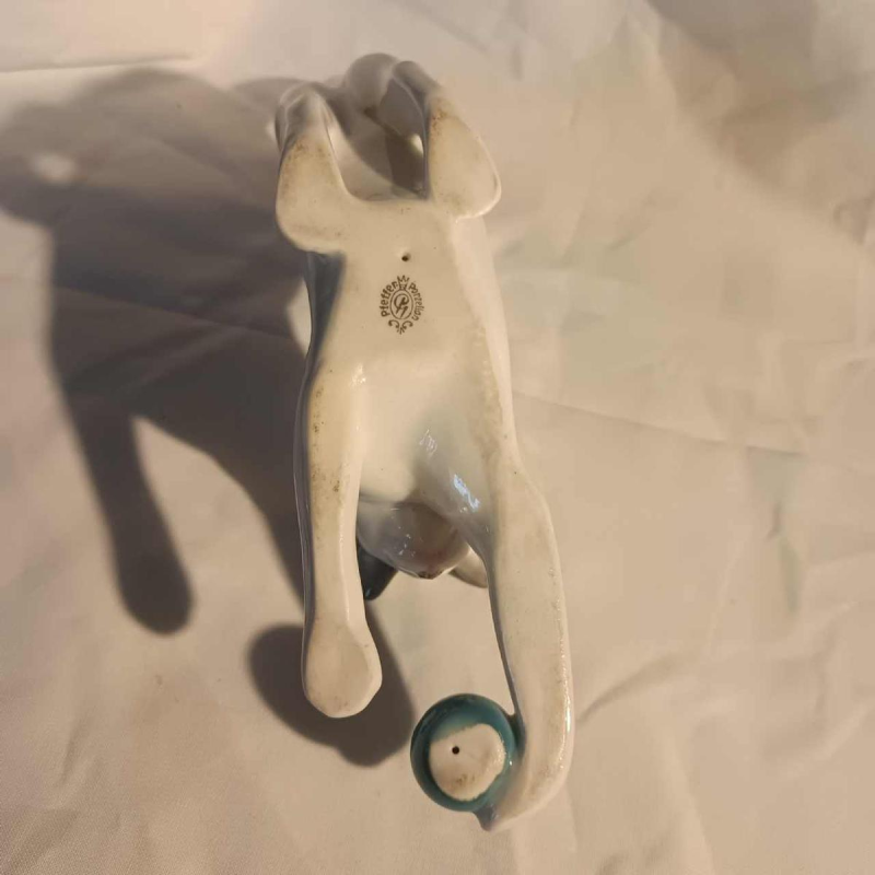 Fritz Pfeffer pour Gotha 'Chat jouant à la balle' sculpture en porcelaine, ca 1920/30