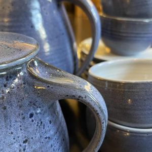 Bernard Thiran, compleet blauw geglazuurd keramisch koffieservies voor 6 pers, puur ontwerp ca 1970