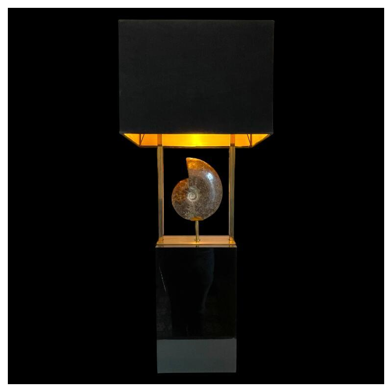 MAISON JANSEN (attr) 'Ammoniet' lamp 102cm, verguld messing en zwart gelakt hout, Hollywood Regency ca 1970
