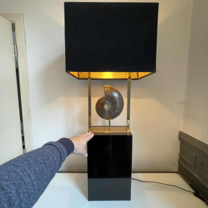 MAISON JANSEN (attr) 'Ammoniet' lamp 102cm, verguld messing en zwart gelakt hout, Hollywood Regency ca 1970