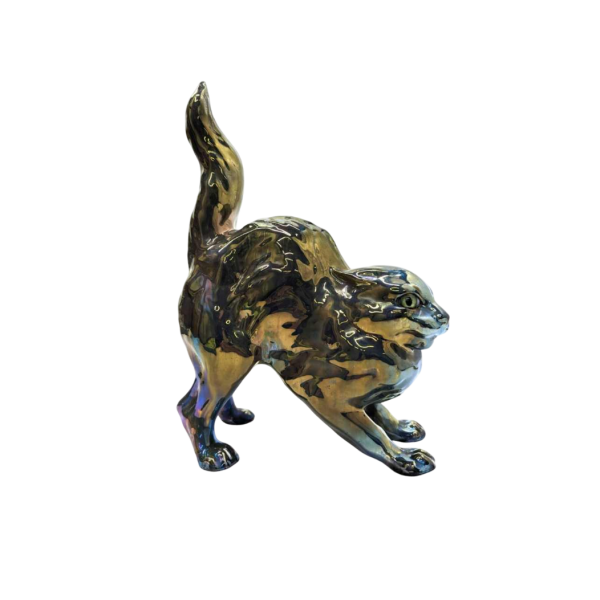Charles Virion voor Rambervillers, sculptuur van een verwilderde kat in iriserend aardewerk, ogen in sulfide