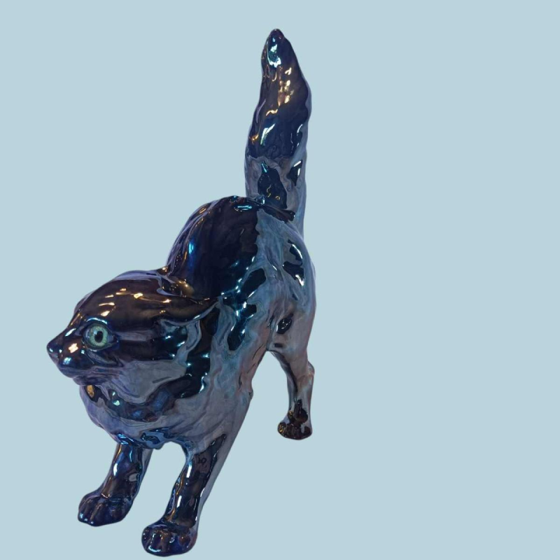 Charles Virion pour Rambervillers, sculpture d'un chat ébouriffé en faïence irisée, yeux en sulfure
