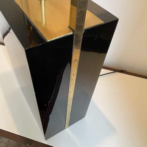 MAISON JANSEN (attr) 'Ammoniet' lamp 102cm, verguld messing en zwart gelakt hout, Hollywood Regency ca 1970