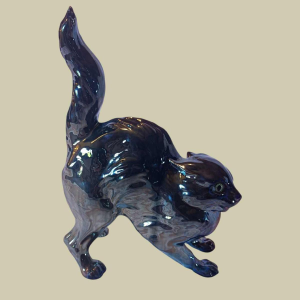 Charles Virion pour Rambervillers, sculpture d'un chat ébouriffé en faïence irisée, yeux en sulfure