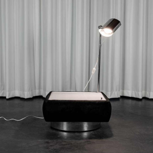 Paire de 2 tables d'appoint avec lampe intégrée, Design Space age, chrome et alcantara noir, ca 1980