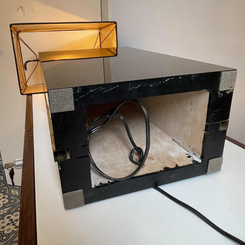 MAISON JANSEN (attr) 'Ammoniet' lamp 102cm, verguld messing en zwart gelakt hout, Hollywood Regency ca 1970