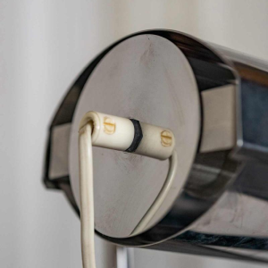 Paire de 2 tables d'appoint avec lampe intégrée, Design Space age, chrome et alcantara noir, ca 1980