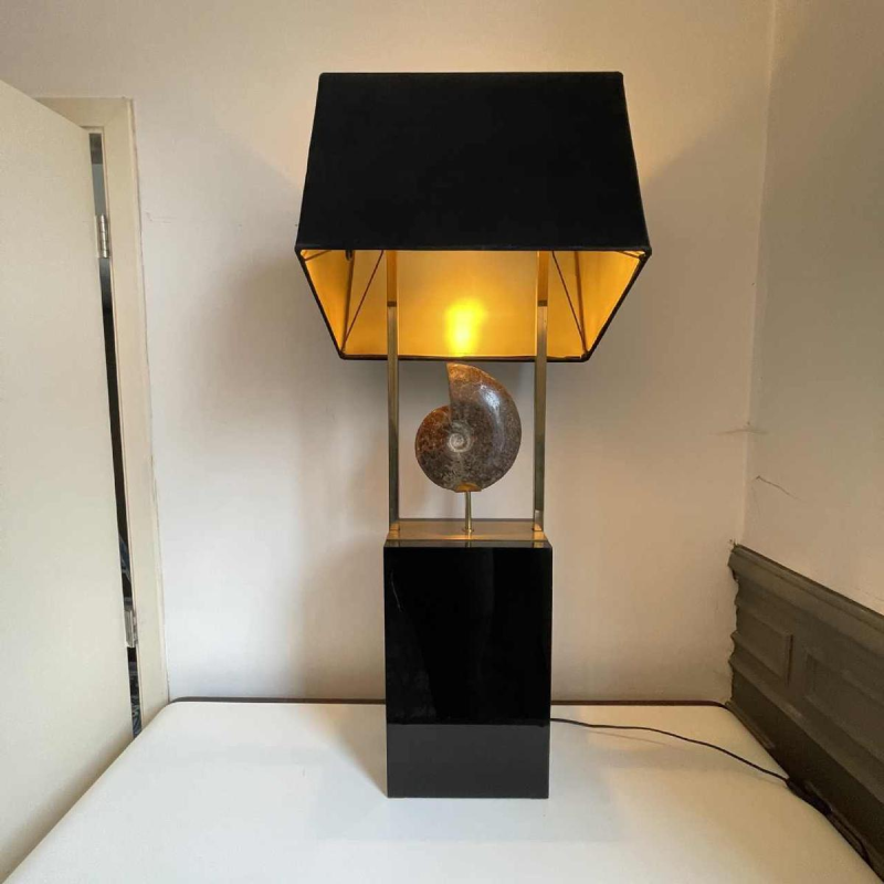 MAISON JANSEN (attr) 'Ammoniet' lamp 102cm, verguld messing en zwart gelakt hout, Hollywood Regency ca 1970