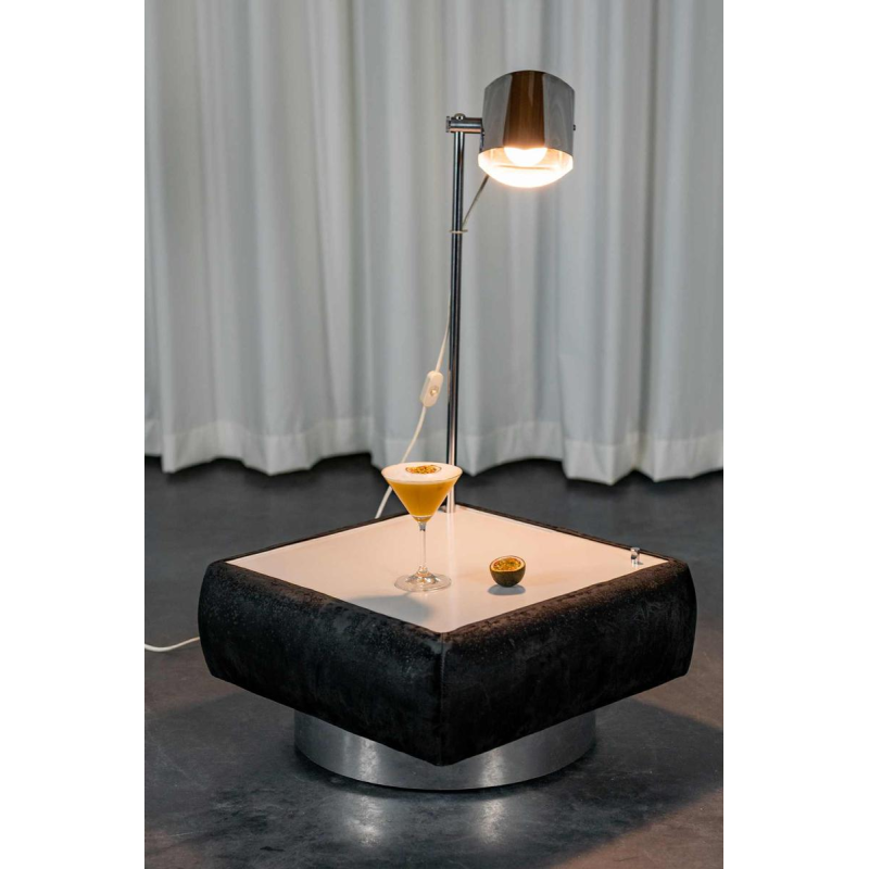 Paar van 2 bijzettafels met geïntegreerde lamp, Space Age Design, chroom en zwart alcantara, ca 1980