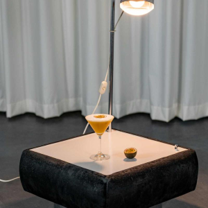 Paar van 2 bijzettafels met geïntegreerde lamp, Space Age Design, chroom en zwart alcantara, ca 1980