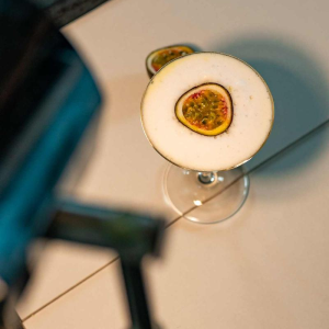 Paar van 2 bijzettafels met geïntegreerde lamp, Space Age Design, chroom en zwart alcantara, ca 1980