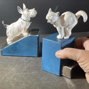 Serre-livres Art De´co asyme´triques, chien Scottish Terrier et chat, blanc bleu chrome, ce´ramique, ca 1930