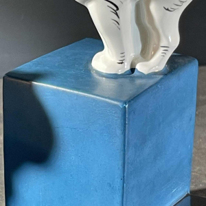 Asymmetrische Art Deco boekensteunen, Schotse Terrier hond en kat, wit blauw chroom, keramiek, ca 1930