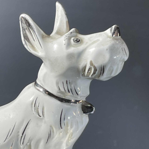 Asymmetrische Art Deco boekensteunen, Schotse Terrier hond en kat, wit blauw chroom, keramiek, ca 1930