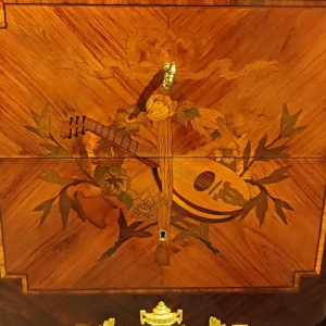 Overgang Louis XV - Louis XVI commode gestempeld G.Lavigne