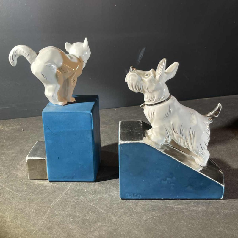 Serre-livres Art De´co asyme´triques, chien Scottish Terrier et chat, blanc bleu chrome, ce´ramique, ca 1930
