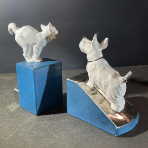 Serre-livres Art De´co asyme´triques, chien Scottish Terrier et chat, blanc bleu chrome, ce´ramique, ca 1930